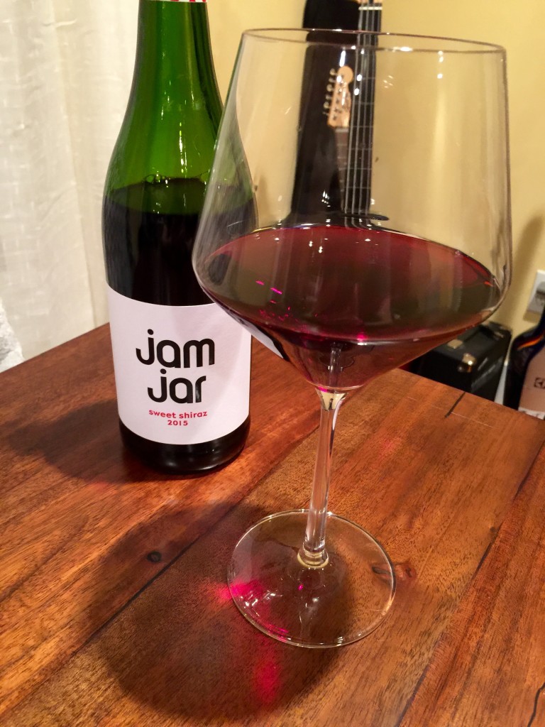 Jam Jar Sweet Shiraz 2015 Pour